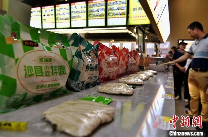 2023年5月22日，游客在沙县小吃培训总部参观展示的沙县拌面。中新社记者 张斌 摄