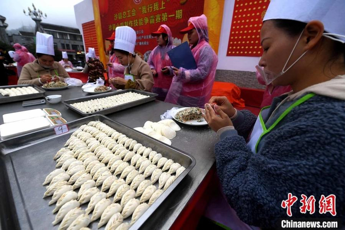 福建沙县举办沙县小吃制作技能争霸赛第一期——蒸饺制作比赛。中新社记者 张斌 摄