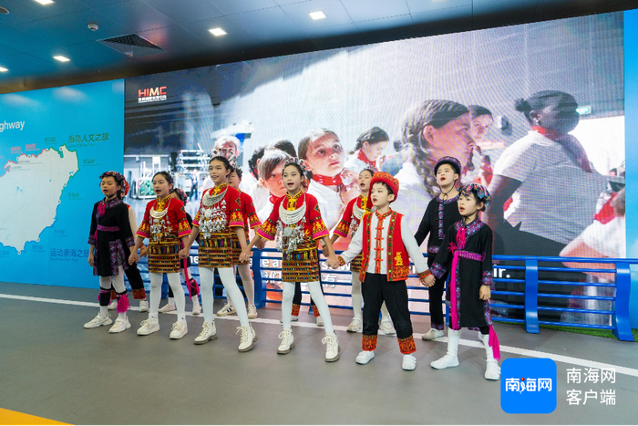 　　孩子们通过歌声传达海南魅力。记者 曹志 摄