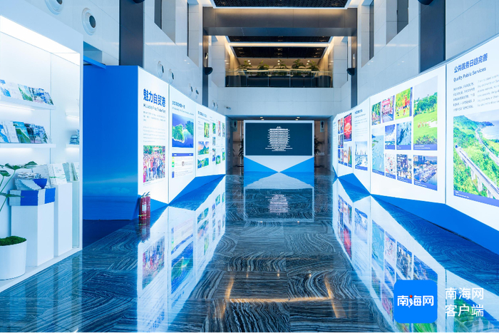 　　外交部蓝厅外的走廊两侧讲述着海南故事。记者 曹志 摄