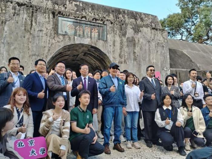 12月3日下午，大陆高校师生访问团前往新北市淡水区，游览了当地知名古迹——沪尾炮台