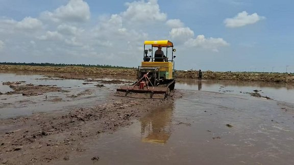 农友集团的农机开进印度尼西亚的田间地头。