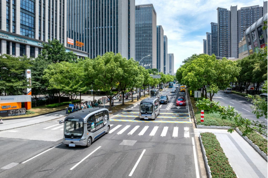 无人小巴在路上行驶