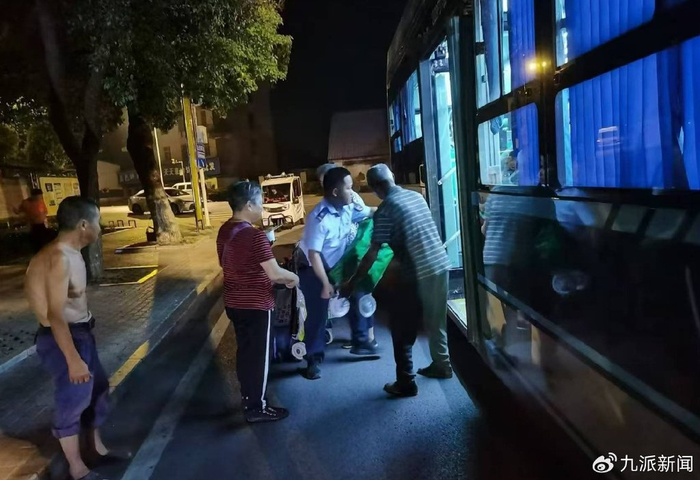 宋程帮乘客搬运货品。图/受访者提供