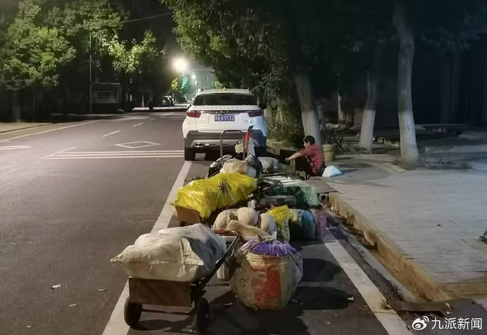 菜农提前等惠农公交车。图/受访者提供