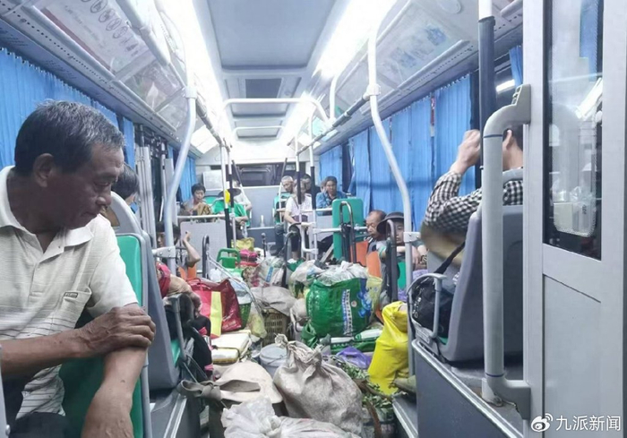 H85公交车上堆满了菜农们的货物。图/受访者提供