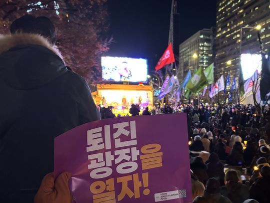 　　△当地时间12月4日，韩国多个市民团体在首尔光化门举行集会，要求总统尹锡悦下台。