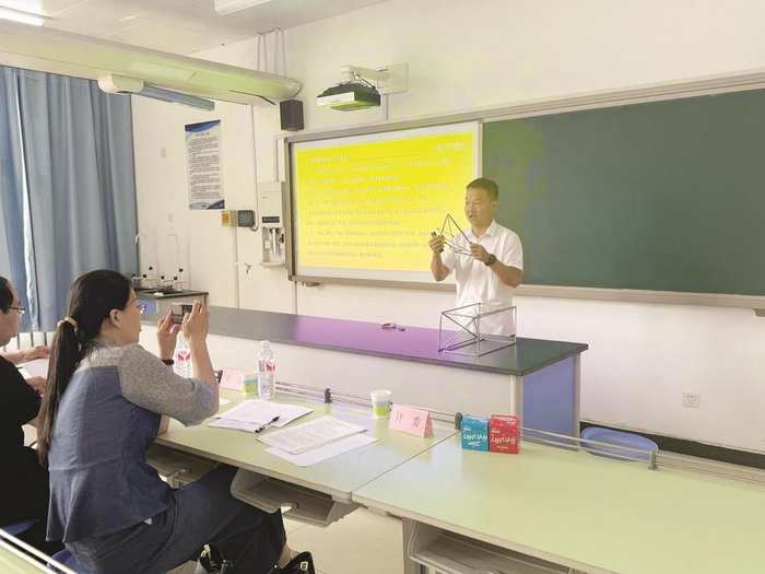         “教学神器”主研人李强在运用新型教具进行课堂推广教学。（资料图）    
