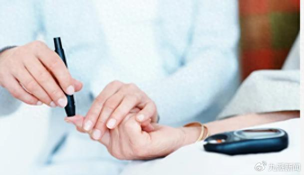 检查血糖水平的病人。图/VCG