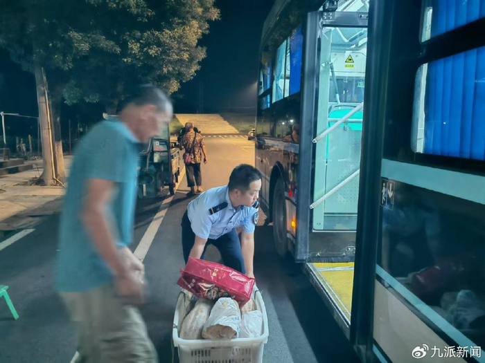 宋程帮乘客搬运货品。图/受访者提供