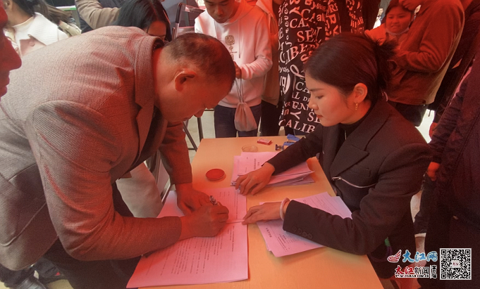 　　“基层看法”帮助村民解决安置问题