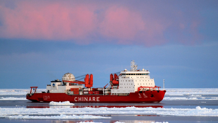 　　“雪龙”号在南极圈航行。图源：徐宁主编的《冰与海的征程：“雪龙”号极地考察三十年》