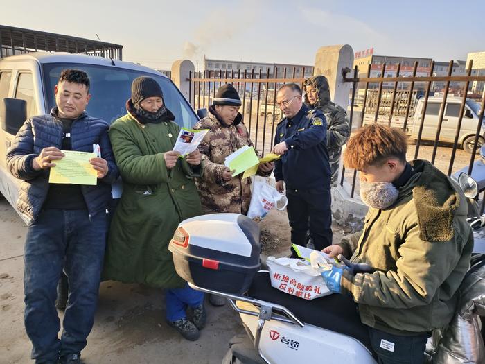 同心县利用宪法“赶大集”这种更接地气的方式，将宪法等知识送到百姓身边。宁夏日报记者　杜晓星