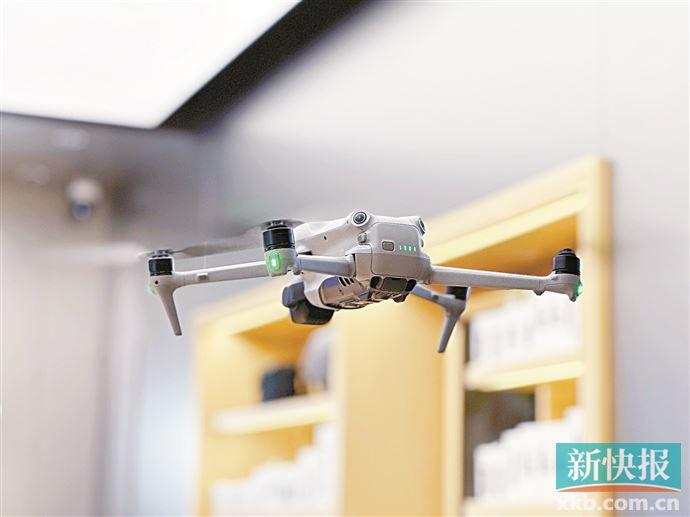 ■图为商场内展示的某品牌无人机。