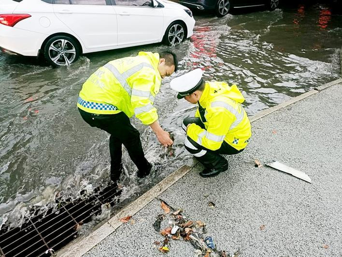     暖心救援——协助交警暴雨疏浚。