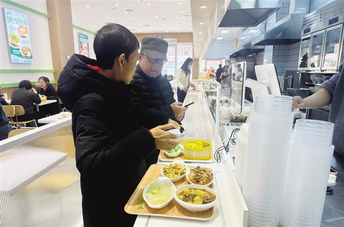     市民选购小碗菜