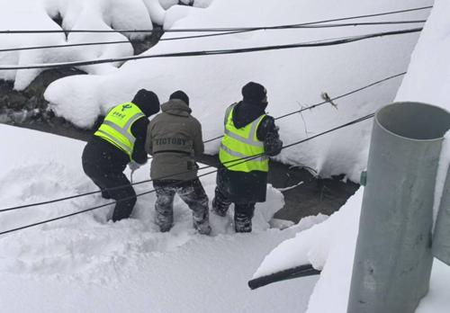 【迎峰度冬 能源保供】抗风雪保通信 中国电信显担当