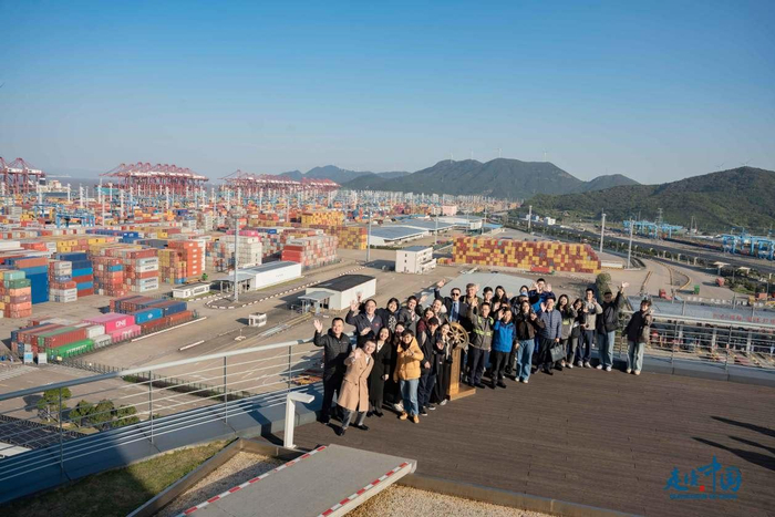 中外记者在2024“走读中国”国际媒体交流项目中合影留念