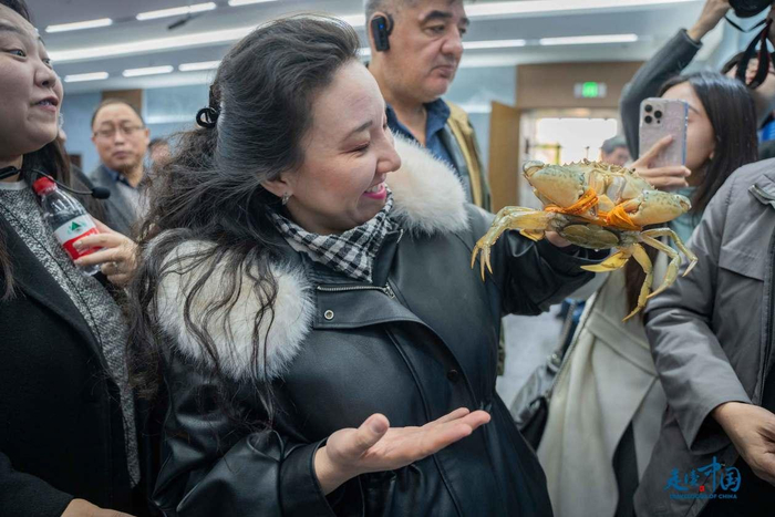 加济扎·乌扎克激动地查看青蟹
