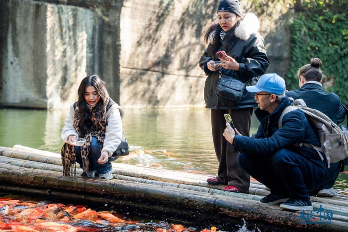 艾佩里·捷米罗娃向千岛湖天池岛许愿
