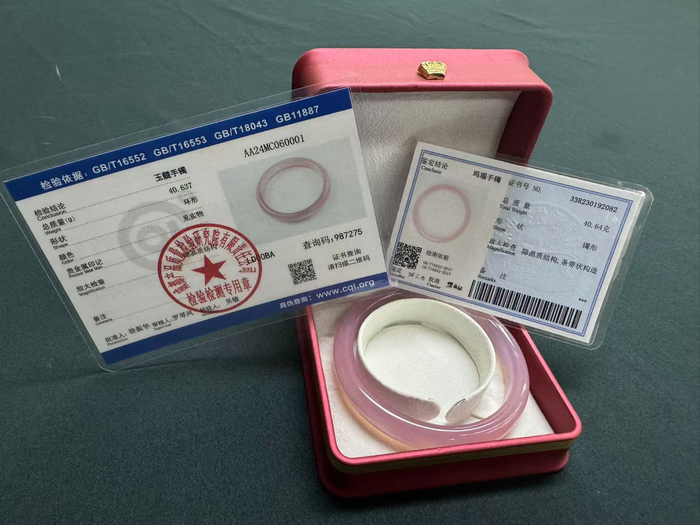 　　▲余大妈购买的玛瑙手镯，二次鉴定结果显示为玉髓手镯