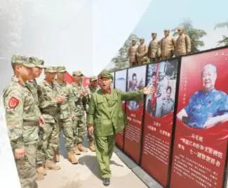 安徽省萧县人武部邀请退役老兵，为民兵讲授革命传统。段艳梅摄