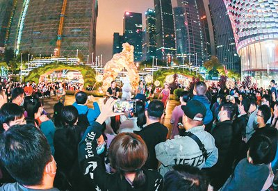 市民和游客在深圳节日大道体验夜间丰富的文化活动。深圳节日大道办公室供图