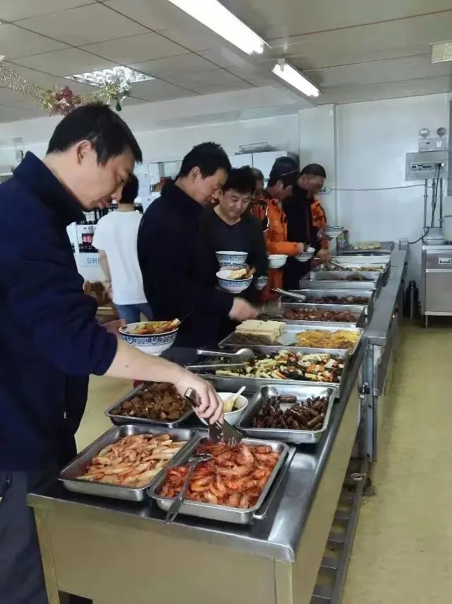　　队员在“雪龙”号上用餐（资料图）。受访者供图