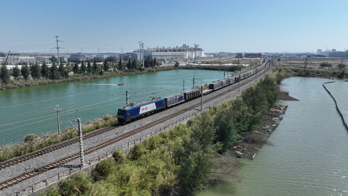一趟满载着集装箱货物的铁海联运班列从钦州港东站缓缓驶出（央广网发  韦谕  摄）
