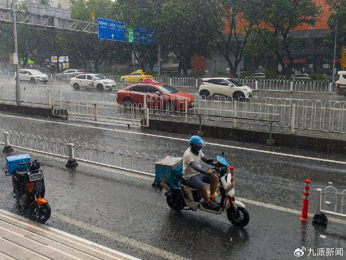 暴雨下送餐的外卖骑手。图/VCG