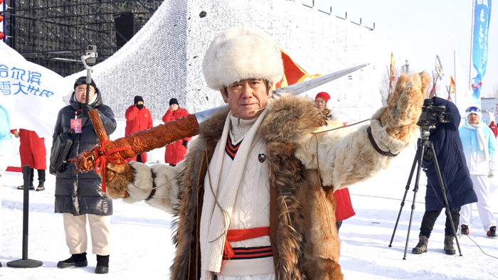 “冰把头”带领采冰汉子（央广网见习记者  张瀚予  摄）