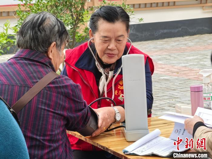  爱在始终志愿者协会组织义诊。　张雪盈 摄