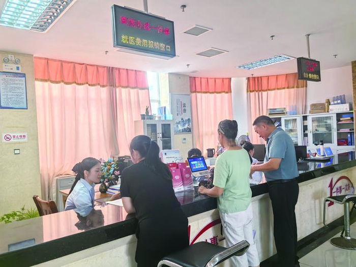 ▲企业老板在政务中心快捷办事。炎陵县优营中心 供图