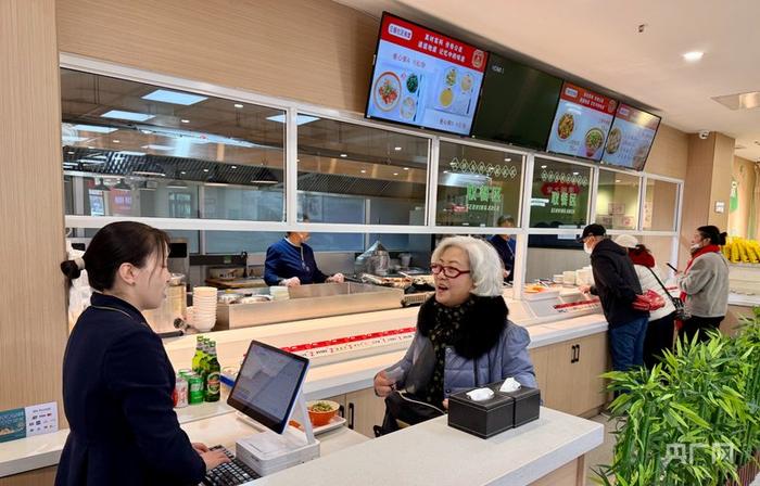 居民在迎泽区南官坊社区食堂点餐（央广网实习记者 张錾节 摄）