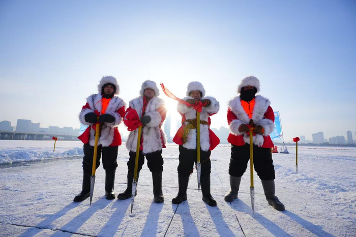 采冰汉子们手拿冰镩，准备取冰（央广网发  哈尔滨冰雪大世界供图）