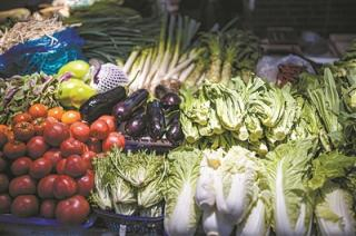 在浙江绍兴某菜场内，蔬菜供应品种多样。郑家蓬摄