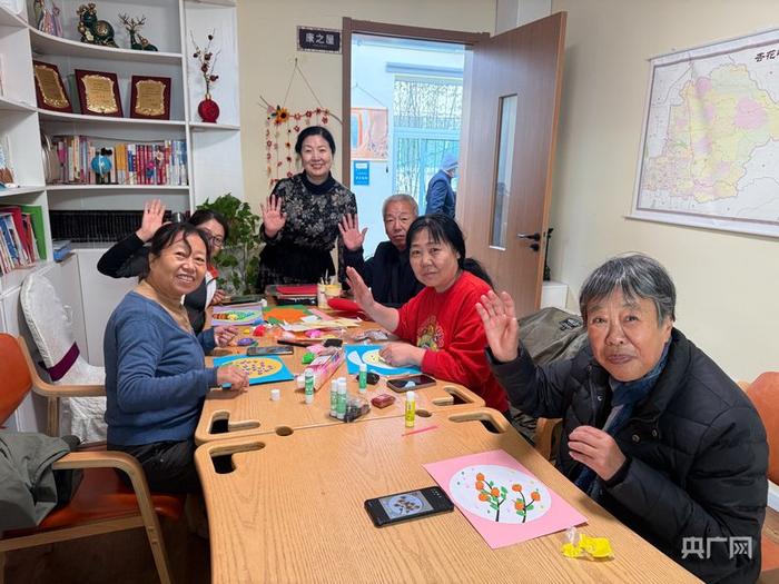 老人们在社区食堂做手工（央广网实习记者 张錾节 摄）