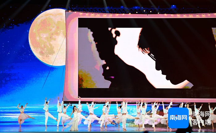 12月6日晚，第六届海南岛国际电影节在三亚凤凰岛奥运广场举行开幕式。记者 沙晓峰 摄