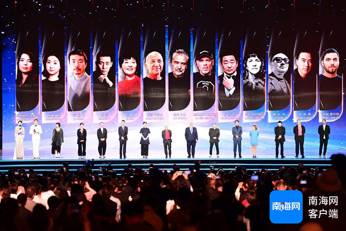 12月6日晚，第六届海南岛国际电影节在三亚凤凰岛奥运广场举行开幕式。记者 沙晓峰 摄