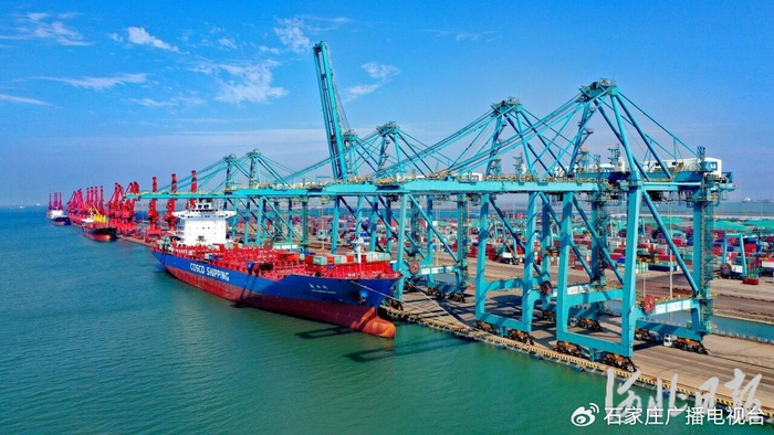 在黄骅港综合港区集装箱码头，船舶靠泊码头进行装卸作业。（资料片）河北日报记者戴绍志摄