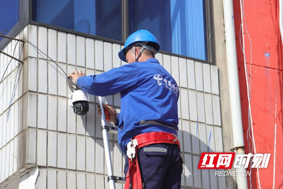工作人员在安装AI摄像头。