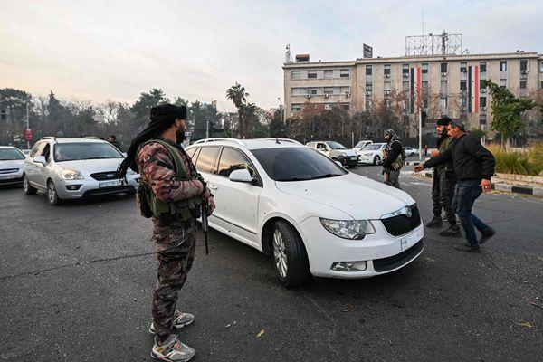 12月8日，叙利亚反对派武装在首都大马士革的道路上检查过往车辆。新华社