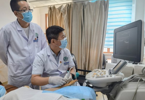 可视化针刀治疗中（图片由受访者提供）