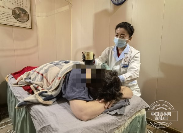 俄罗斯游客做颈部艾灸