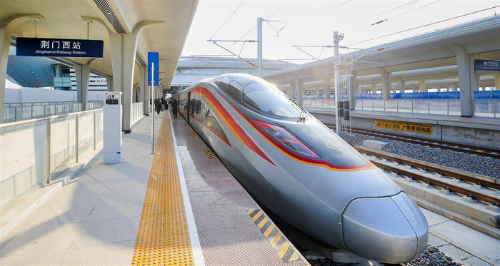 复兴号高铁列停靠在荆门西站