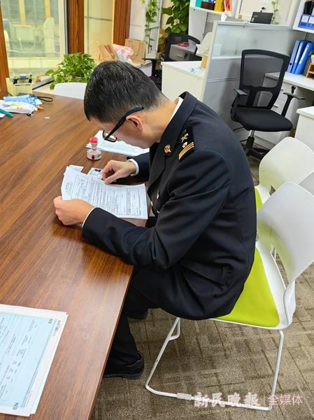 图说：海关关员在核对基本信息。郭剑烽 摄（下同）