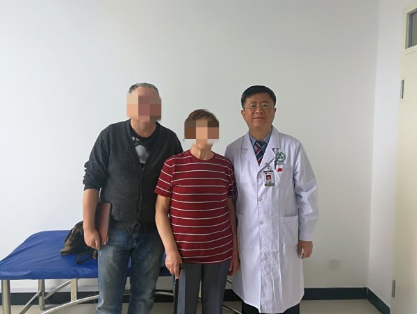 俄罗斯患者和医生合影留念（图片由受访者提供）