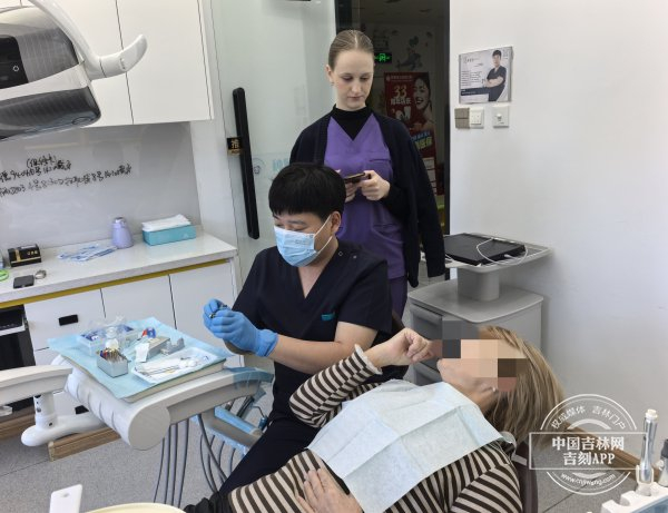 俄罗斯翻译伍美向患者介绍治疗过程