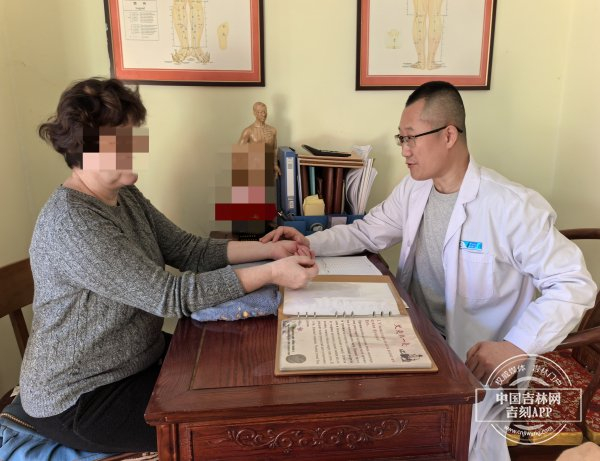 韩示明向俄罗斯游客介绍中医文化