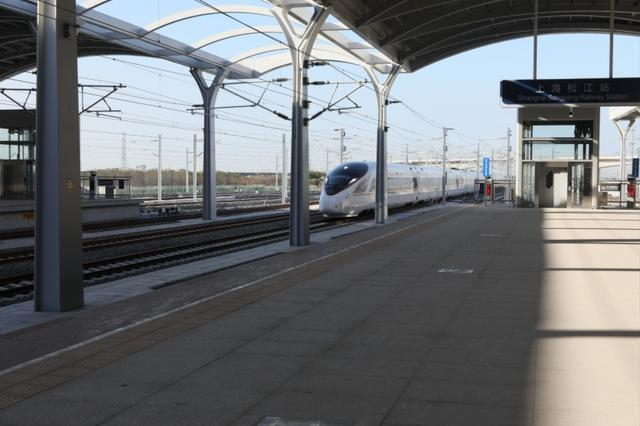 沪苏湖高铁试运行经过松江站。孙茂恩 摄